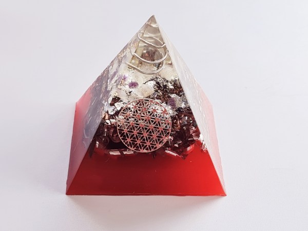 Orgonite pyramide fleur de vie argentée rouge